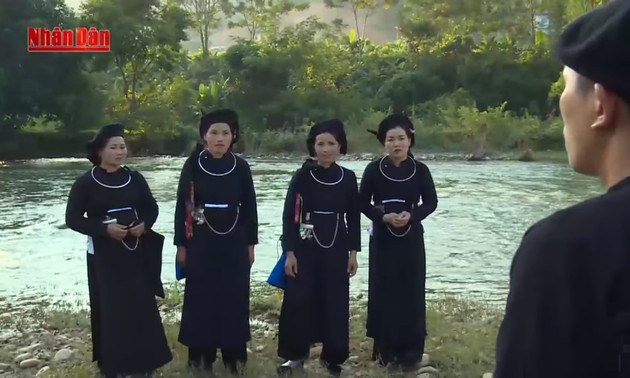 Nyanyian Lang oi dan adat-istiadat memberikan selendang kepercayaan dari warga etnis minoritas Tay dan Nung