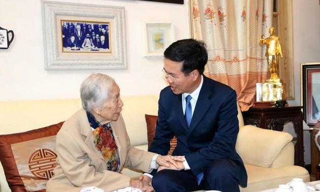 Hari Guru Vietnam 20/11: Kepala Departemen Propaganda KSPKV Vo Van Thuong mengunjungi dan menyambut para mantan pemimpin cabang pendidikan