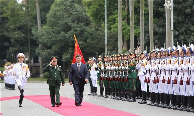 Menhan Mongolia melakukan kunjungan resmi di Vietnam
