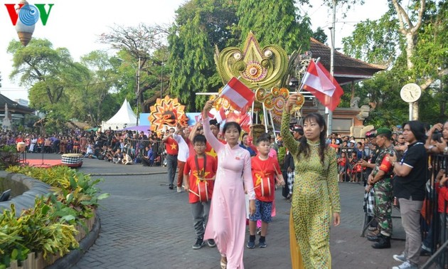 Vietnam menyosialisasikan pariwisata dalam Festival Jalanan  Denpasar di Indonesia