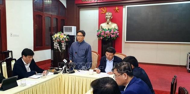 Deputi PM Vu Duc Dam memeriksa pekerjaan mencegah dan menanggulangi wabah radang pernapasan akut akibat virus Corona di Provinsi Quang Ninh