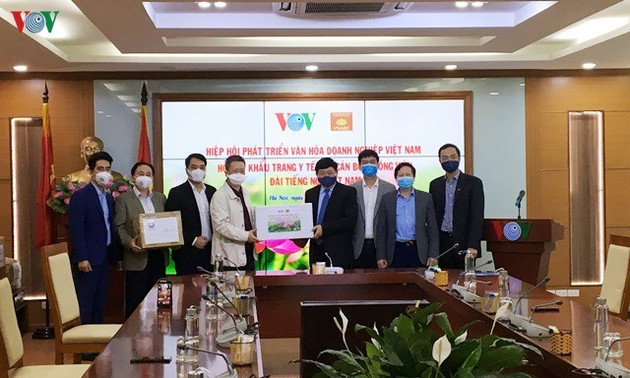 Asosiasi Pengembangan Budaya Badan Usaha Vietnam memberikan bantuan berupa masker kesehatan kepada VOV