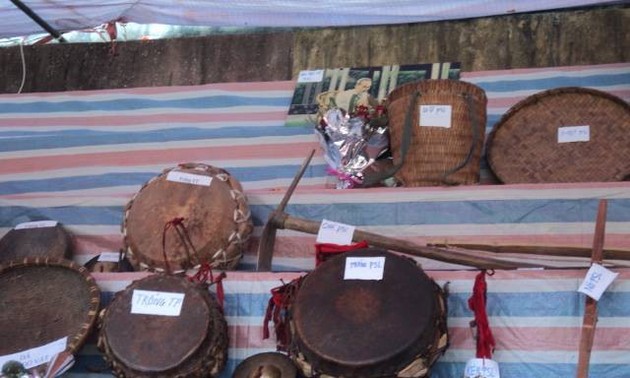 Kumpulan  instrumen musik tradisional dari warga etnis minoritas Dao Khau di Kabupaten Sin Ho