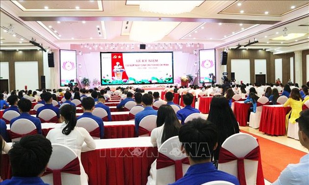 Provinsi Nghe An dengan khidmat mengadakan acara peringatah HUT ke-130 Hari lahirnya Presiden Ho Chi Minh