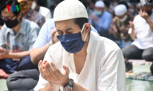 Umat Islam Indonesia kembali melakukan Sholat Jumat di masjid setelah masa 3 bulan