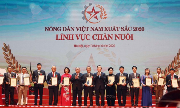 Memuji dan memberikan gelar kepada 63 petani Vietnam yang  tipikal tahun 2020