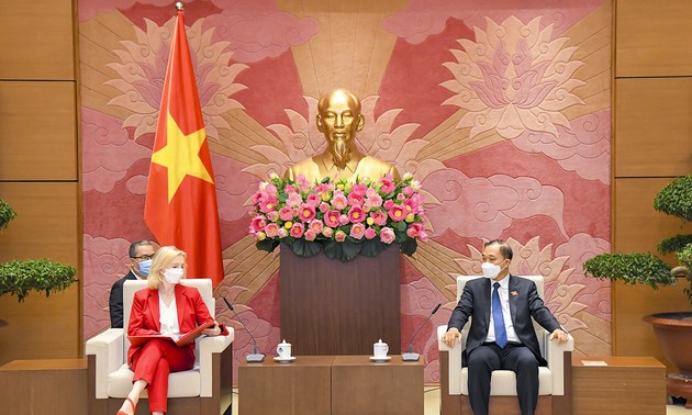 Kepala  Komisi Ekonomi MN Vietnam, Vu Hong Thanh Menerima Menteri Perdagangan Internasional Kerajaan Inggris