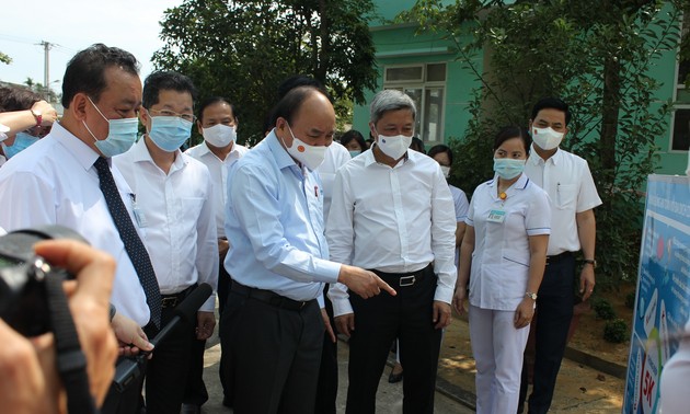 Presiden Nguyen Xuan Phuc Memeriksa Pekerjaan Pencegahan dan Penanggulangan Wabah Covid-19 di Kota Da Nang