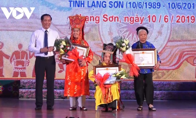Ibu Mo Thi Kit- Seniwati  Seratus  tahun Yang  Seumur  Hidup Persembahkan dirinya kepada  Lagu Rayat Then