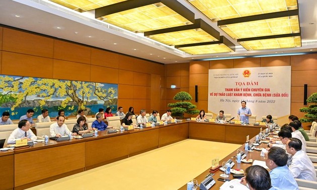 Ketua MN Vuong Dinh Hue Hadiri Forum Terima  Pendapat Konsultasi Pakar Terhadap RUU Mengenai Pemeriksaan dan Pengobatan Penyakit (Amandemen)