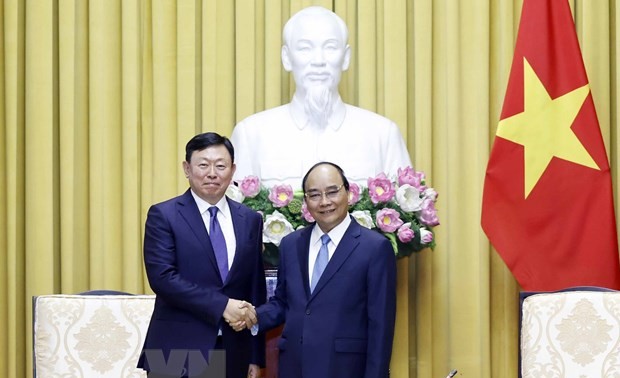 Presiden Vietnam Nguyen Xuan Phuc Terima Presiden Grup Lotte