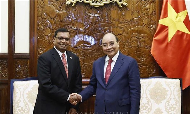 Presiden Nguyen Xuan Phuc Terima Para Dubes Sri Lanka dan Kamboja yang Berpamitan