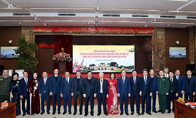 Sekjen Nguyen Phu Trong Mengunjungi dan Mengucapkan Selamat Hari Raya Tet Organisasi Partai Komunis, Pemerintahan, dan Rakyat Kota Ha Noi