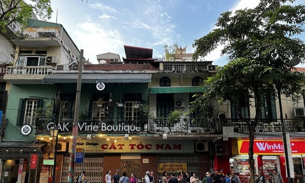 Wisman dengan Nyaman Mengunjungi Jalan Kuno di Kota Ha Noi