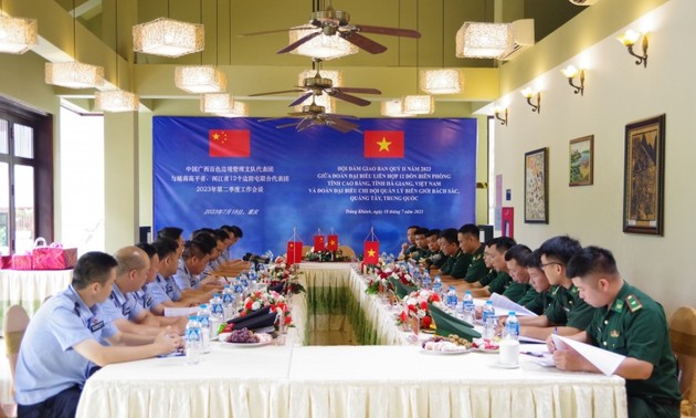 Duabelas Pos Penjaga Perbatasan Provinsi Cao Bang, dan Ha Giang Mengadakan Sidang Briefing dengan Cabang Pengelola Perbatasan Baise, Tiongkok