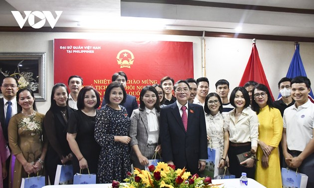 Wakil Ketua MN Vietnam, Nguyen Duc Hai Temui Staf Kedubes dan Komunitas Orang Vietnam di Filipina