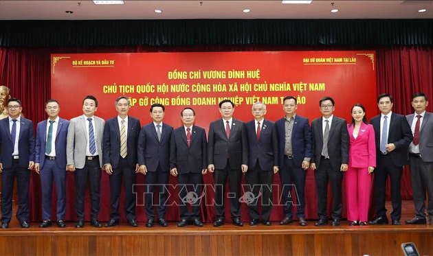 Ketua MN Vietnam, Vuong Dinh Hue Temui Wakil Badan-Badan Usaha dan Komunitas Orang Vietnam di Laos