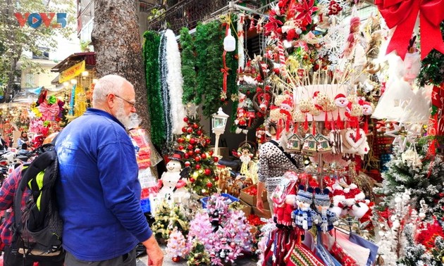Suasana Hari Natal Dini Memenuhi Kota Hanoi