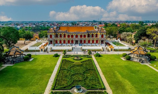 Istana Kien Trung Menyambut Kedatangan Wisatawan Pada Hari Raya Tet Imlek 2024