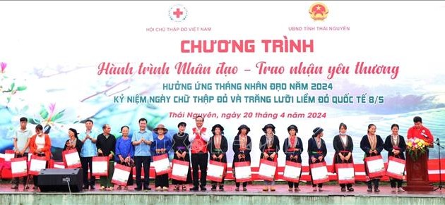 Memberikan Bingkisan, Memeriksa dan Mengobati Penyakit secara Gratis kepada Orang Miskin di Provinsi Thai Nguyen