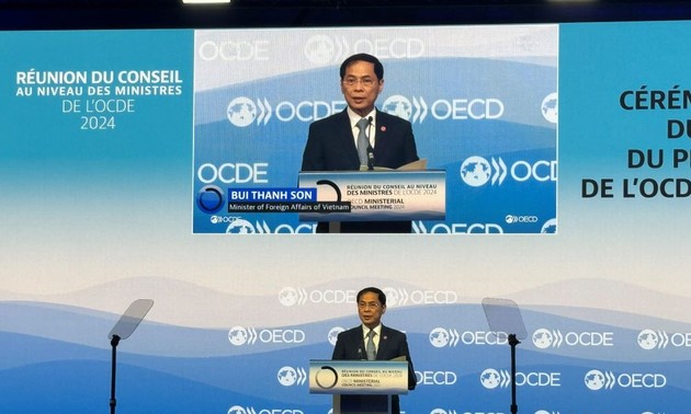 Menlu Bui Thanh Son di OECD: Vietnam Selalu Anggap Warga sebagai Sentral, Wujud, dan Tujuan dari Perkembangan