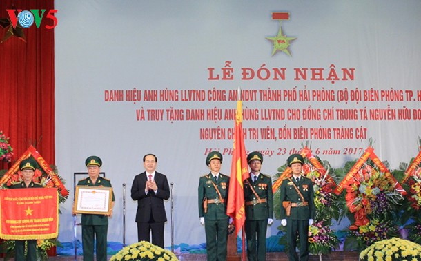 La garde-frontière de Haiphong décoré du titre de héros des forces armées