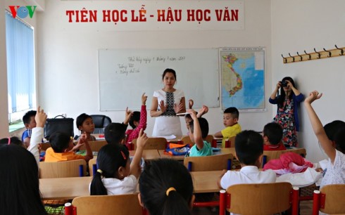 Manuels scolaires offerts aux Vietkieu en République Tchèque