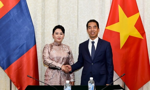 Consultations politiques Vietnam-Mongolie et Vietnam-Uruguay