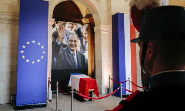 Des milliers de Français rendent un dernier hommage à Jacques Chirac