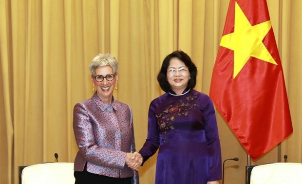 La gouverneure de l’Etat australien de Victoria reçue par Dang Thi Ngoc Thinh