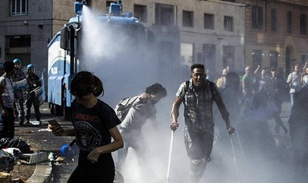 Italian police clash with migrants in Rome