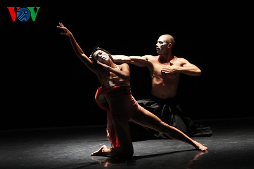 Photo exhibit features Vietnamese, French contemporary dance