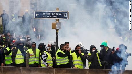 Number of 'yellow vest' protesters rises
