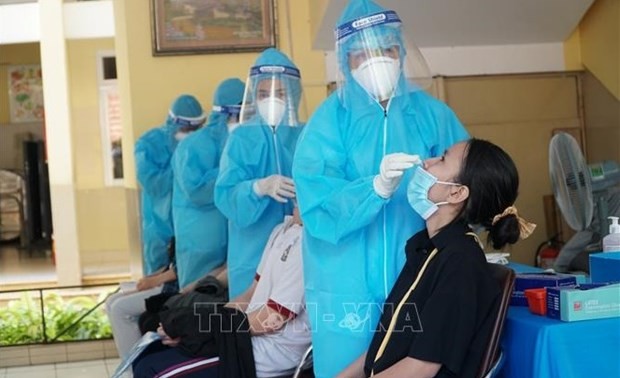 HCM City to test all residents for COVID-19 during social distancing