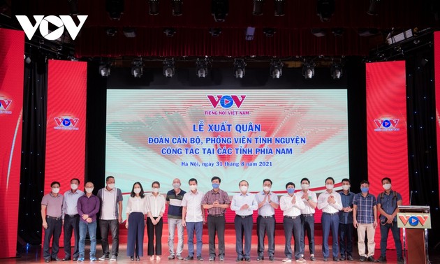 VOV reporters sent off to southern provinces to fight COVID-19