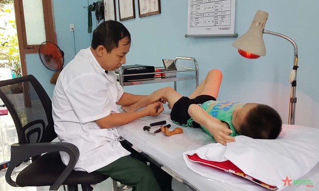 Medical clinics serving military personnel, ordinary people open in Da Nang