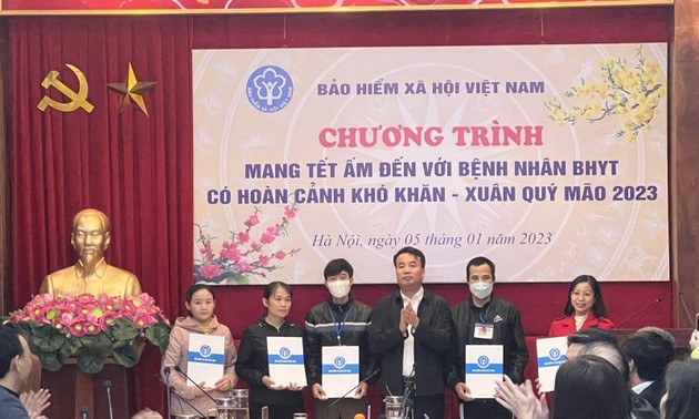 Vietnam Social Security offers Tet gifts to disadvantaged health insurance participants