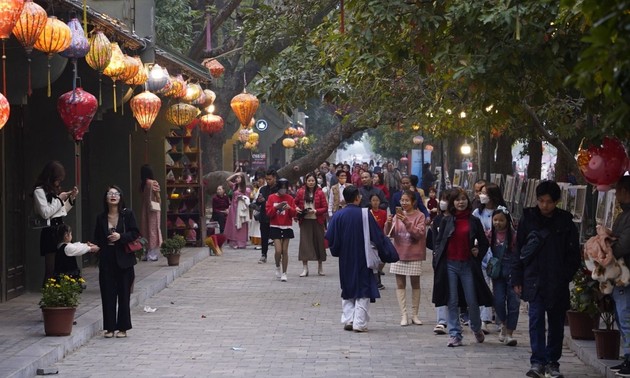 Localities welcome large numbers of visitors during Lunar New Year holiday
