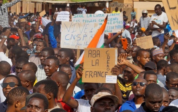 West Africa threatens force on Niger coup leaders