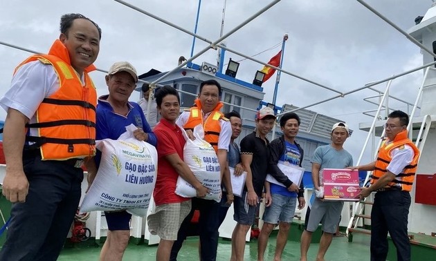The Navy accompanies fishermen in Truong Sa waters
