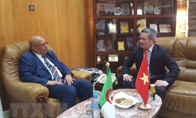 Vietnam dan Aljazair memperkuat kerjasama ekonomi-perdagangan antara daerah-daerah