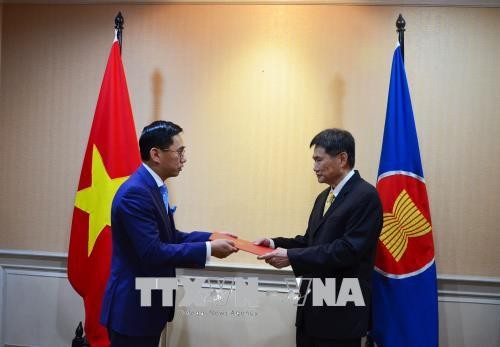 Vietnam berkomitmen bekerjasama untuk menggelarkan prioritas-prioritas ASEAN dalam membangun Komunitas ASEAN