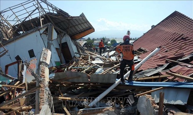 Jumlah korban yang tewas dalam musibah gempa dan tsunami di Indonesia bertambah menjadi hampir 2.000 orang