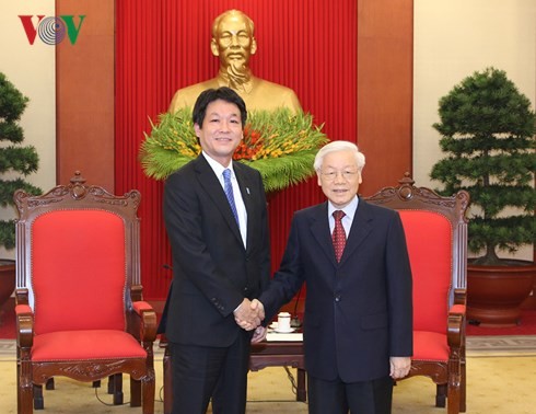 Sekjen, Presiden Vietnam, Nguyen Phu Trong menerima Anggota Majelis Rendah Kentero Sonoura, Utusan Khusus PM Jepang, Shinzo Abe