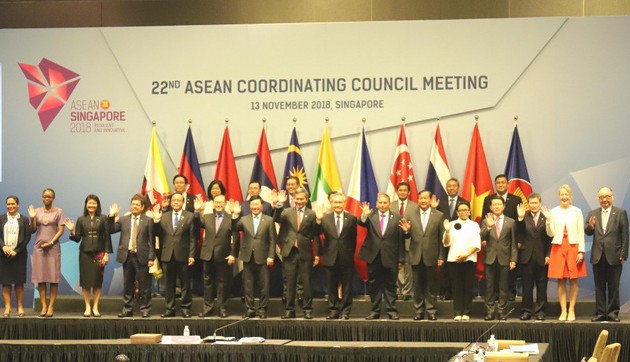 Deputi PM Pemerintah, Menlu Vietnam, Pham Binh Minh menghadiri konferensi-konferensi APSC dan ACC