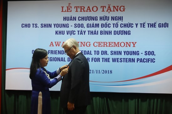 Menghadiahkan bintang persahabatan Vietnam kepada Direktur Organisasi Kesehatan Dunia Kawasan Pasifik Barat