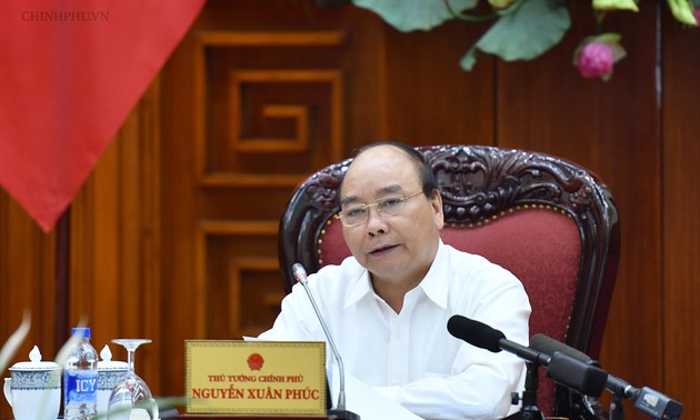 PM Nguyen Xuan Phuc memimpin persidangan tentang penyelenggaraan upacara besar Weisek 2019
