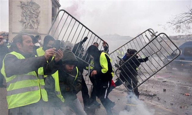 Polisi Perancis mengunakan gas air mata untuk membubarkan demonstran “rompi kuning” di Paris
