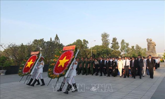 Pemimpin Kota Ho Chi Minh membakar dupa mengenangkan para martir