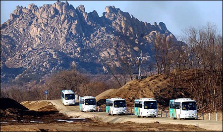 Dua bagian negeri Korea menyelenggarakan temu pergaulan di gunung Geumgang